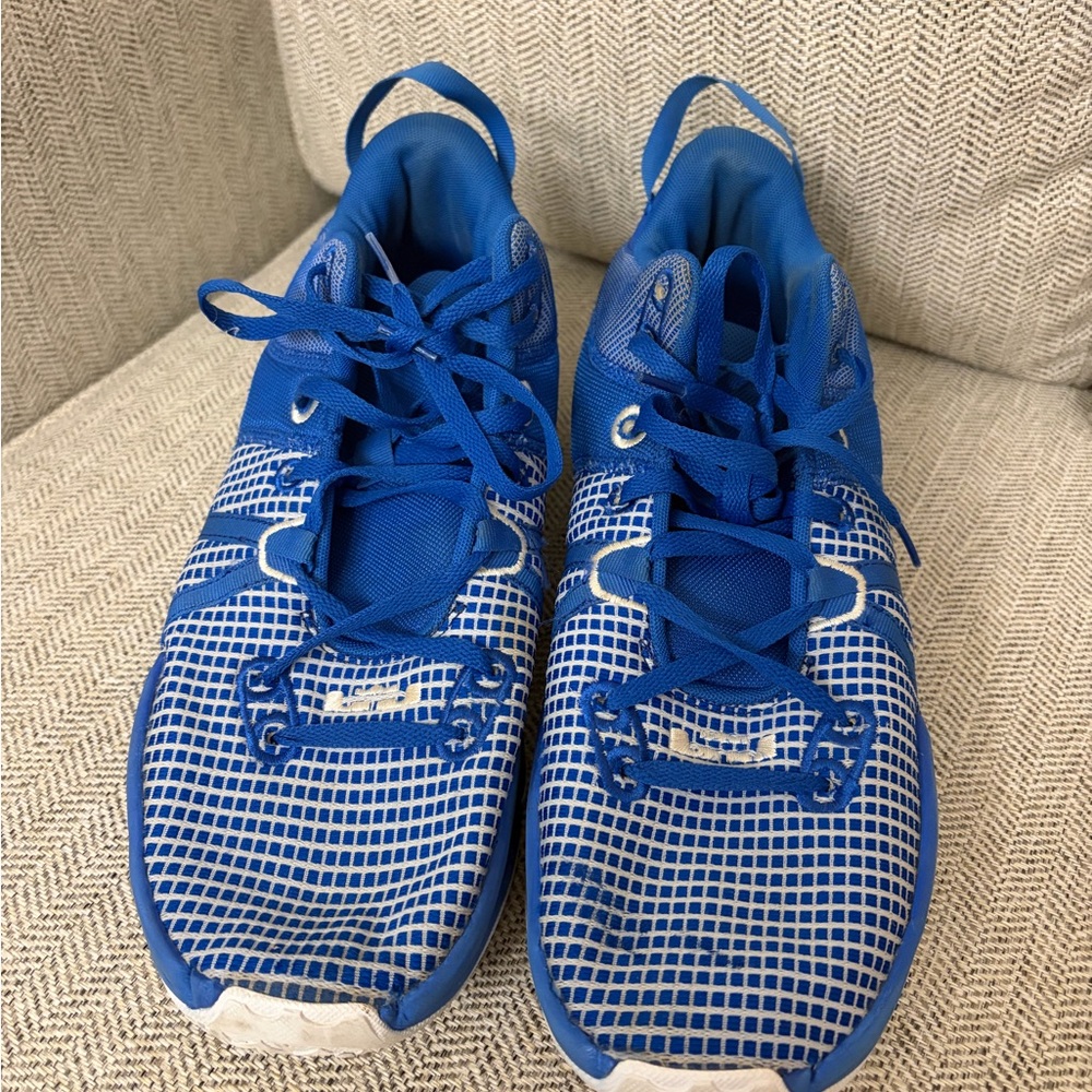 Men’s Nike LeBron Witness 7 basketball shoes in the Game Royal and White SZ 13 - Picture 2 of 6
